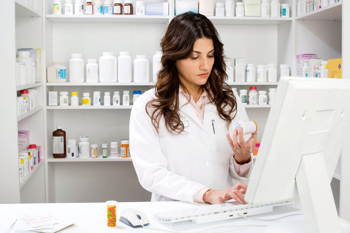 Farmacéutica revisando tratamiento con paciente en Benicalap